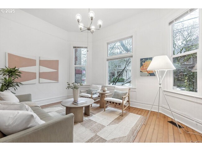 Building Photo - 2Bd/1Ba + Bonus Room Located in the Popula...