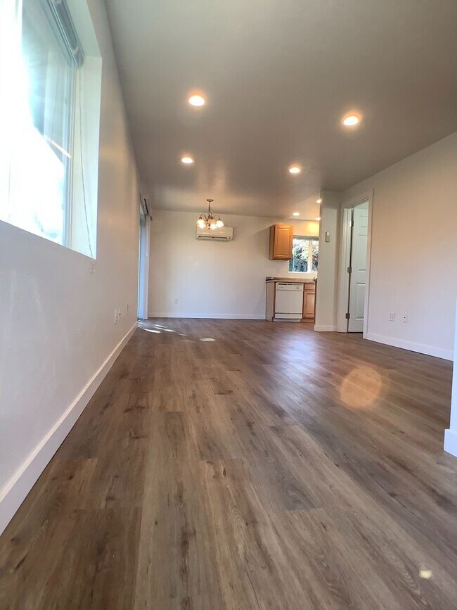 Building Photo - One bed/One bath cottage in East Medford | Available Now
