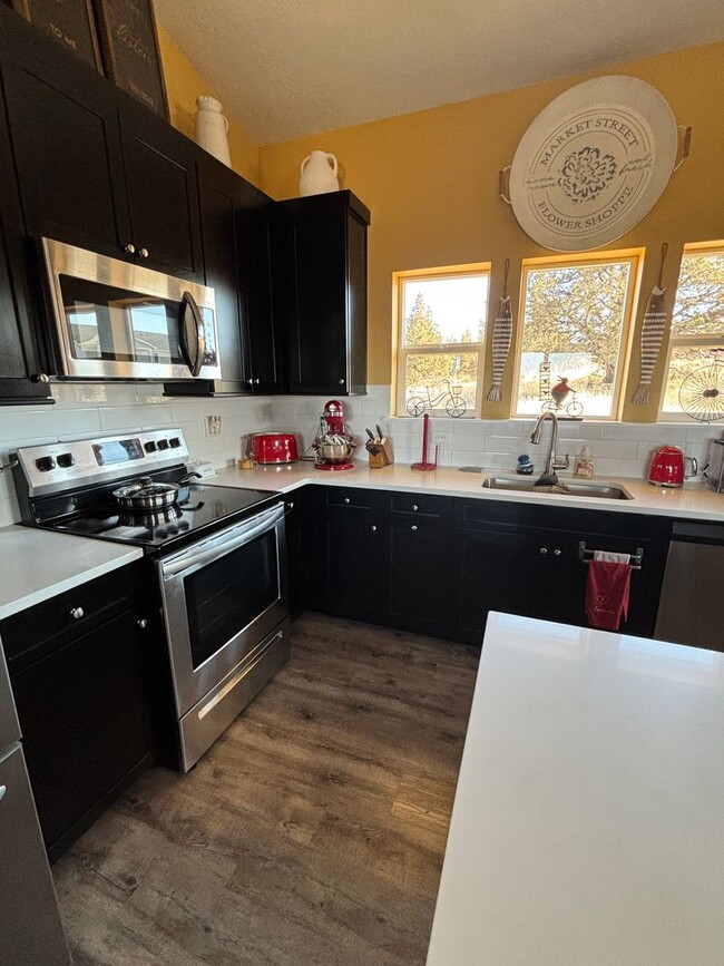 Building Photo - Furnished Home with Mountain View