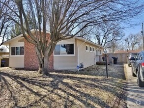 Building Photo - Big, nice ranch style home near major Tope...