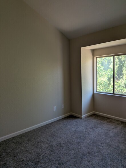 Building Photo - 960 Memorial Dr