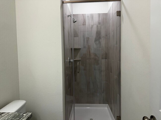 Building Photo - 4 bed 3 bath new build in the Lakes at University Place