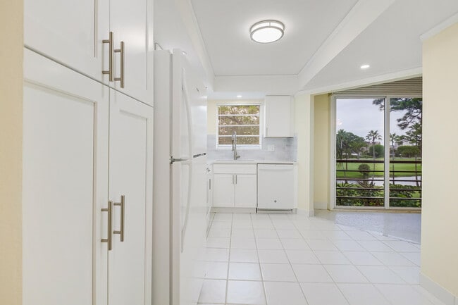 Building Photo - 3810 Via Poinciana