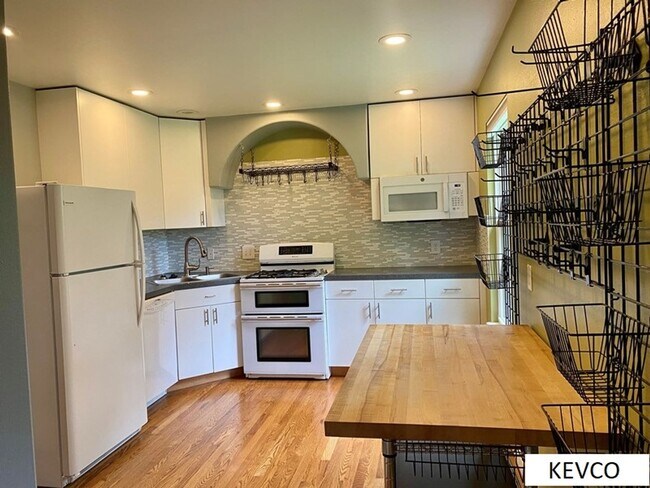 Building Photo - Awesome Patio Home!
