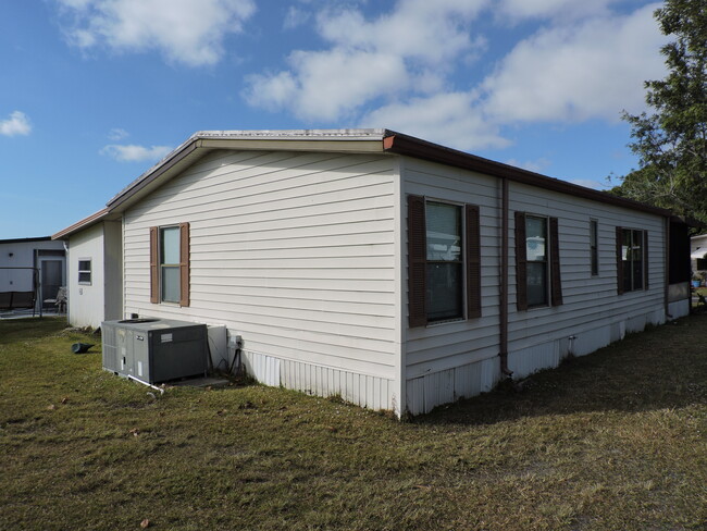 Building Photo - 4684 SE Corkwood Ter