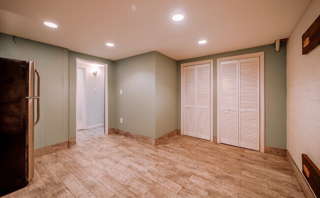 Building Photo - Spacious 5-Bedroom End-Unit Townhome in Reston with 3 Finished Levels, Renovated Kitchen & Fenced...