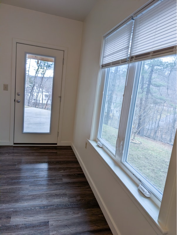 Building Photo - 515 Lakeview Dr