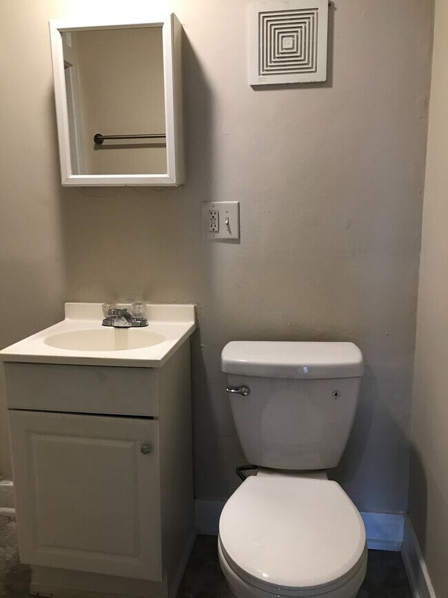 Building Photo - One Bedroom Upstairs Apartment