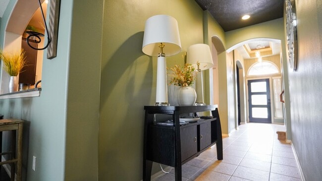 Building Photo - 2109 Mooncrest Dr