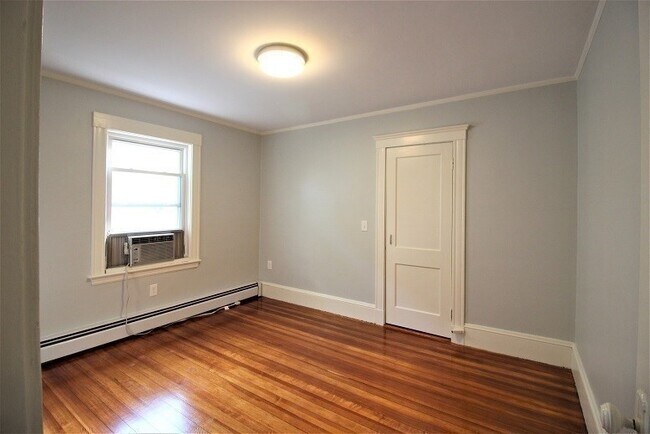 Building Photo - 8 Thurston Rd