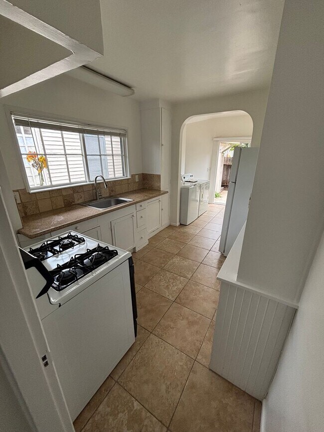 Building Photo - Charming One-Bedroom Retreat in Prime Santa Barbara Location