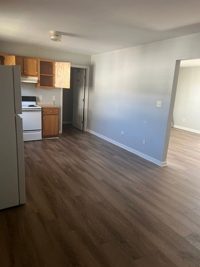 Building Photo - Cute Bungalow Convenient to Shopping & Restaurants!