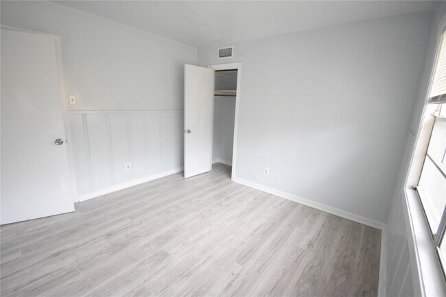 Building Photo - 1706 Oaks Dr