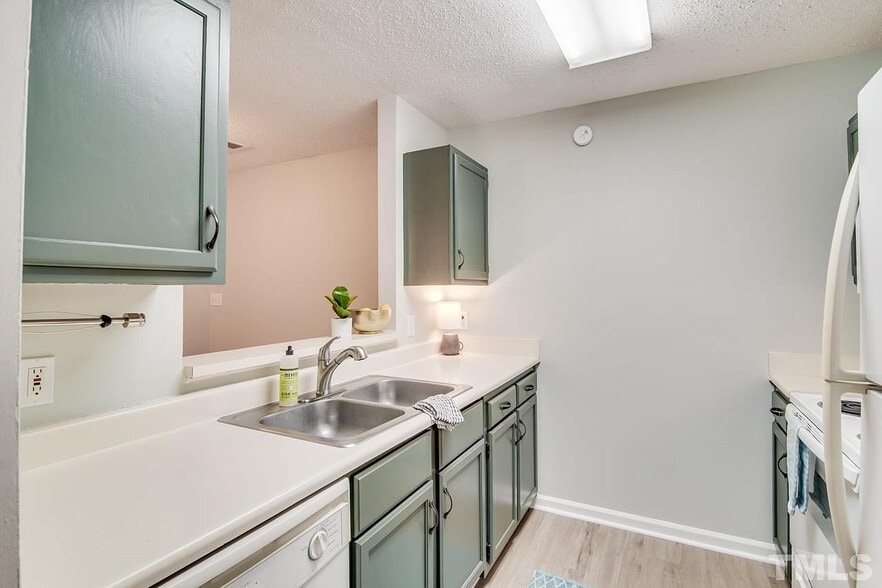 Building Photo - Room in Condo on Audubon Lake Dr