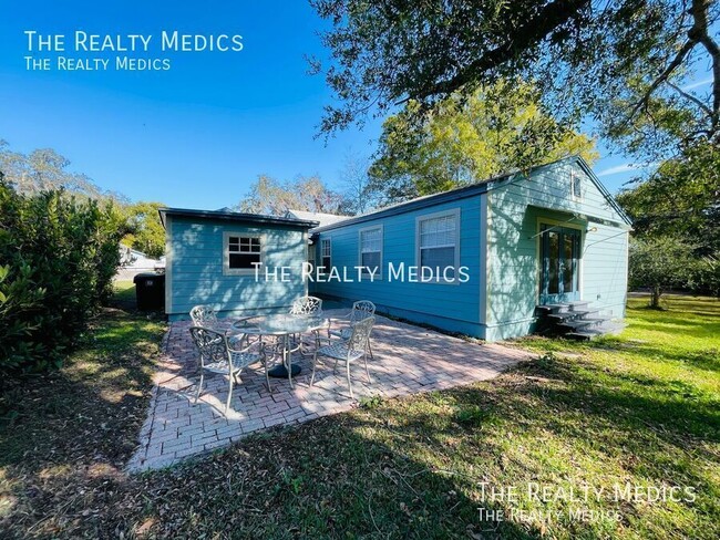 Building Photo - Available NOW! Charming 3-Bedroom Home in ...