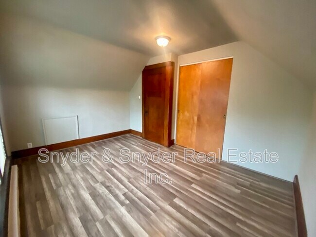 Building Photo - 438 Crestwood Ave