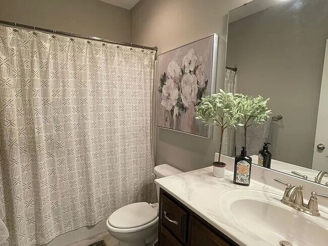 Building Photo - SPACIOUS OZARK HOME AVAILABLE AT A GREAT P...