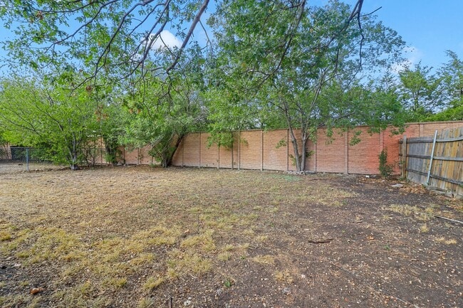 Building Photo - QUAINT AND COZY  3 Bedroom, 2 bathroom Hou...