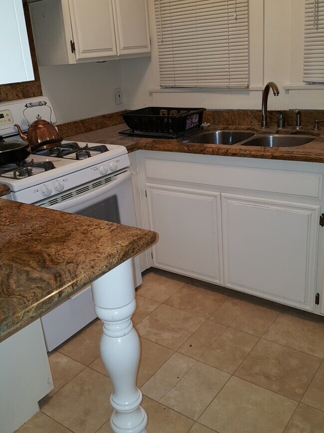 Building Photo - 2817 E Broadway