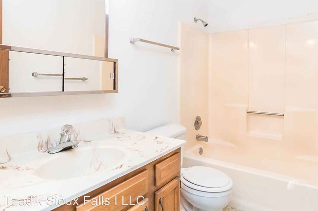 Building Photo - 2 br, 1 bath Apartment - 1900 W 6th St.