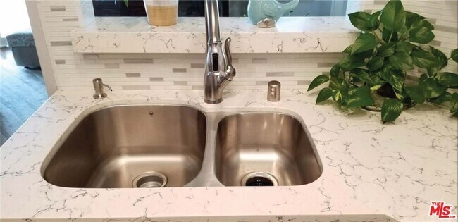 Building Photo - 1055 S Dewcrest Dr