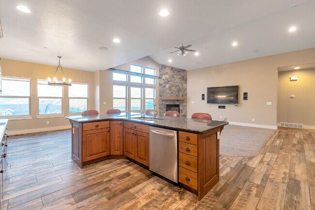 Building Photo - Suncrest — Stunning 4 Bed, 4 Bath Home - SPACIOUS LIVING