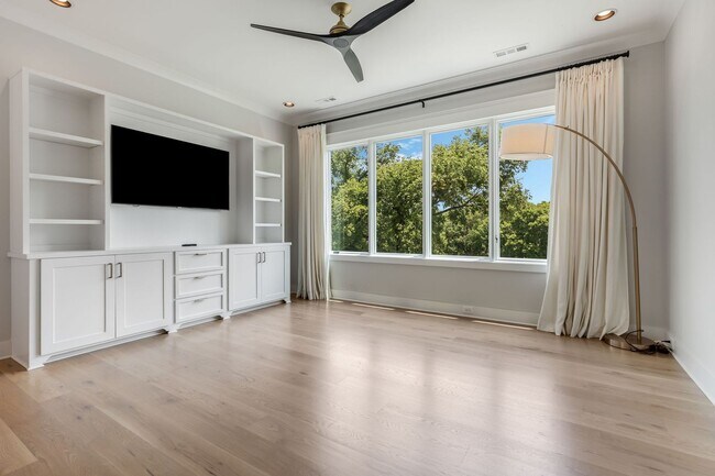 Building Photo - BEAUTIFUL CUSTOM BUILT HOME. 12 SOUTH ACRO...