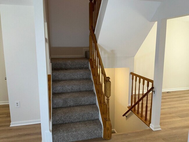 Building Photo - Very well maintained 3 bedroom 2 full 1 half bath town home located in the desired Stonebridge Co...