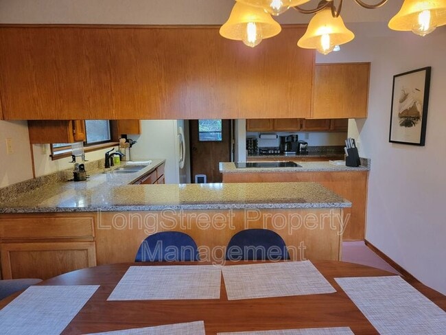 Building Photo - 2720 NW Glenwood Dr