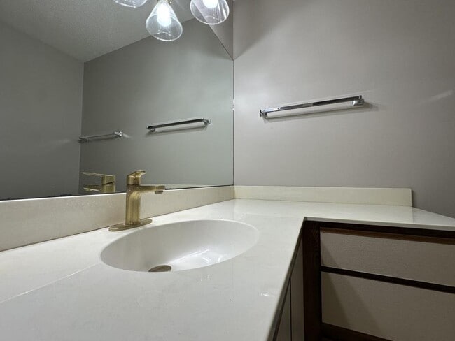 Building Photo - 14 Willow Tree Run