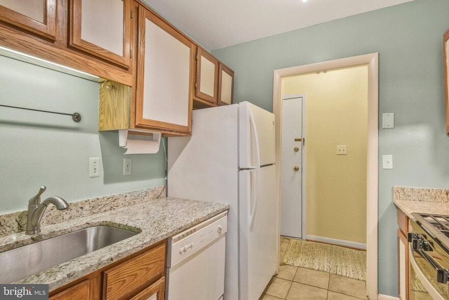 Building Photo - 3846 Lyndhurst Dr