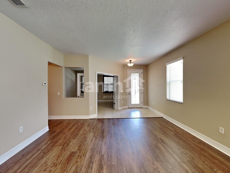 Building Photo - 1900 Strathmore Cir