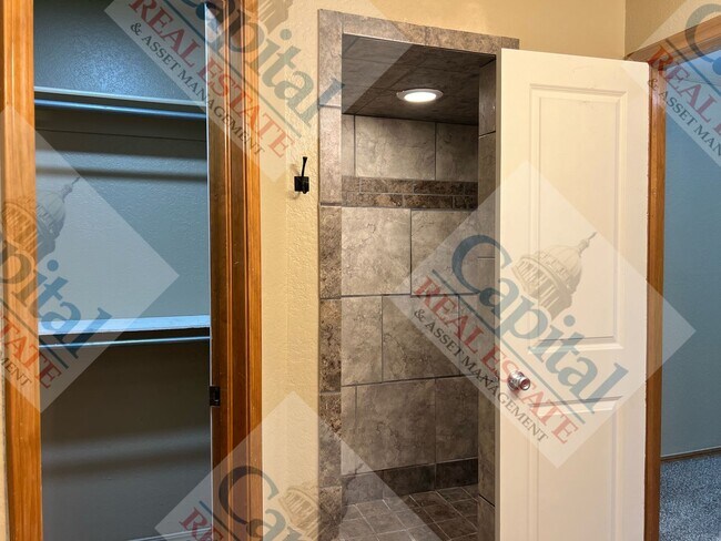 Building Photo - Charming 3 Bedroom