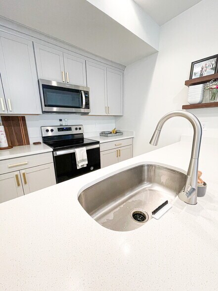 Large sink - 5179 N Marble Fox Way
