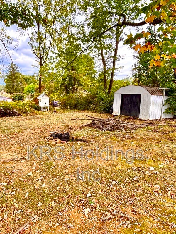 Building Photo - 2400 Forest Dr