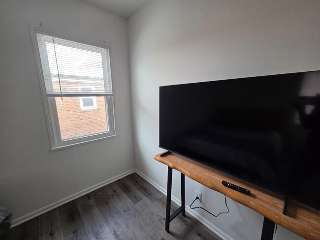 Building Photo - 3046 S Moreland Blvd