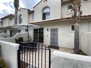 Building Photo - Oceanside stunner - 3 bedroom townhome available now!