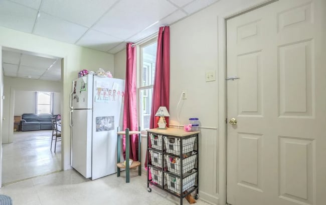 Building Photo - Charming 3 Bedroom with Open Living Area & Shared Porch!