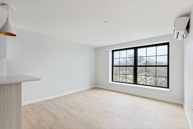 Building Photo - 10 Soden St