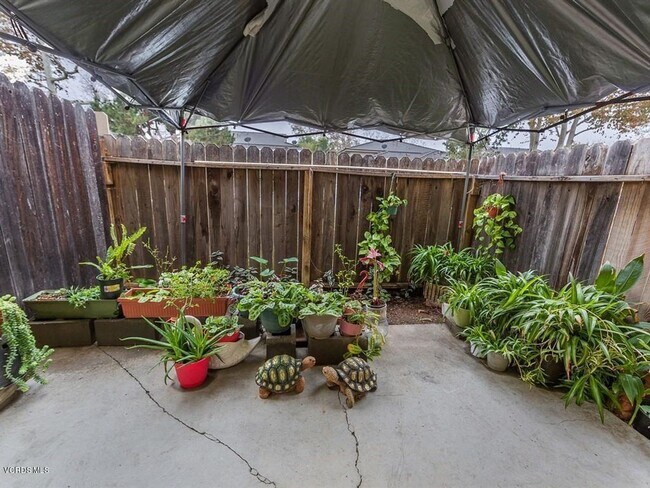 Building Photo - Spacious two story condo with garage