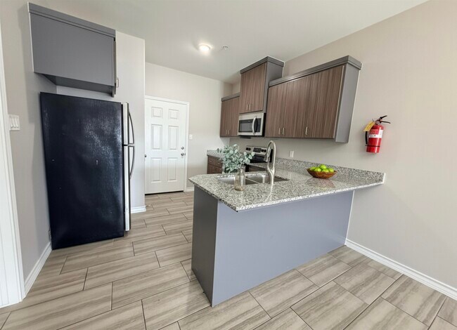 Building Photo - 5601 Cuenca Dr