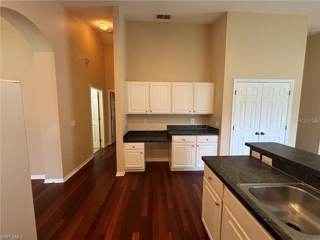 Building Photo - 9200 Middle Oak Dr