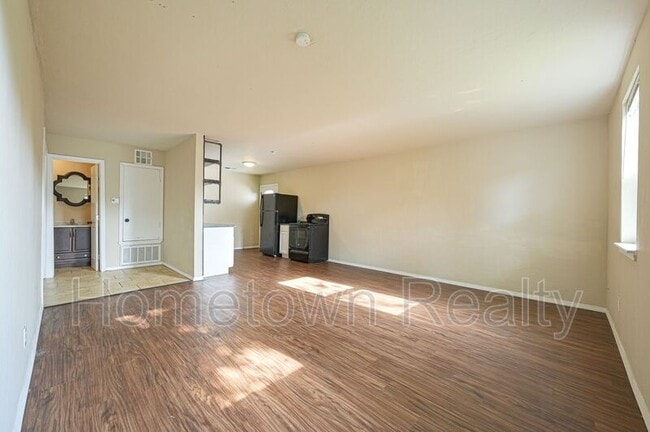 Building Photo - 135.5 E Himes St