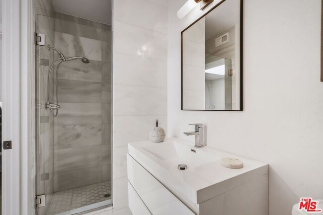 Building Photo - 3601 Dixie Canyon Pl