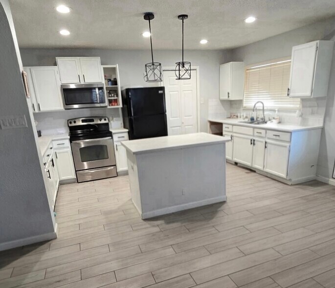 Building Photo - 10471 Canyon Vlg