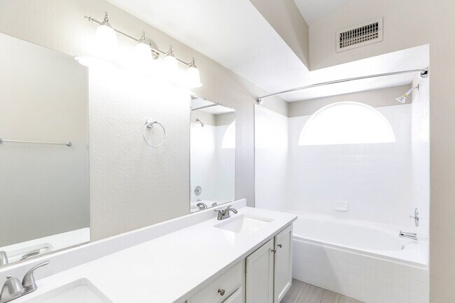 Building Photo - 7922 W Laurel Ln