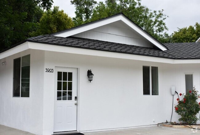 Building Photo - 3905 Woodcliff Rd
