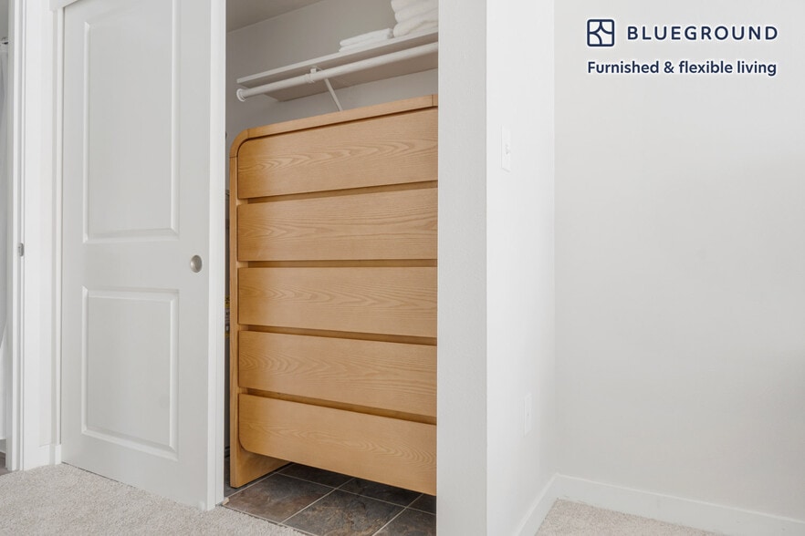 Building Photo - 526 Yale Ave N