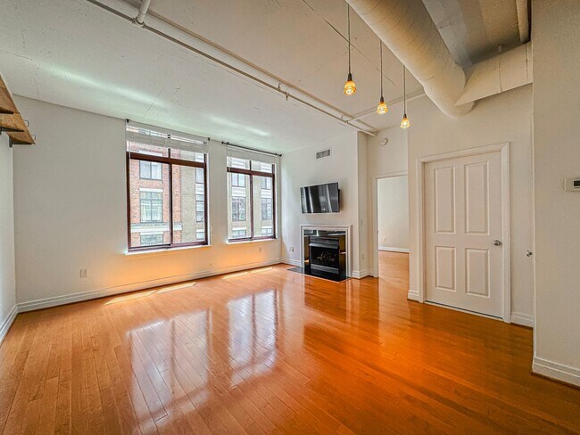Building Photo - Luxurious 2 Bed 2 Bath Condo In Station Sq...