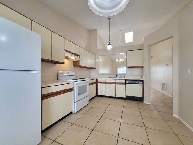 Building Photo - Spacious 3-Bed Townhome with 1st-Floor Mai...